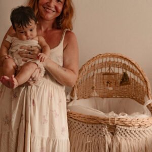Cuna moises con lenceria en lino blanco + artesanias